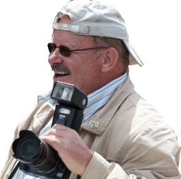 Porträt des Autors Michael-Günther Bölsche mit Fotoapparat